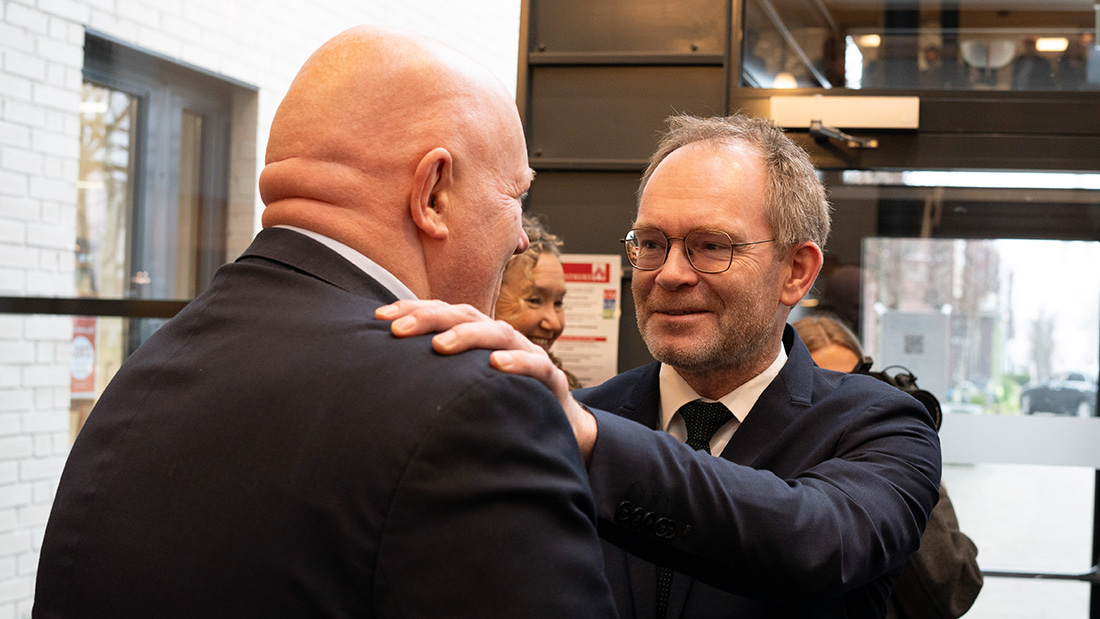 Rektor og Hoel som hilser. 