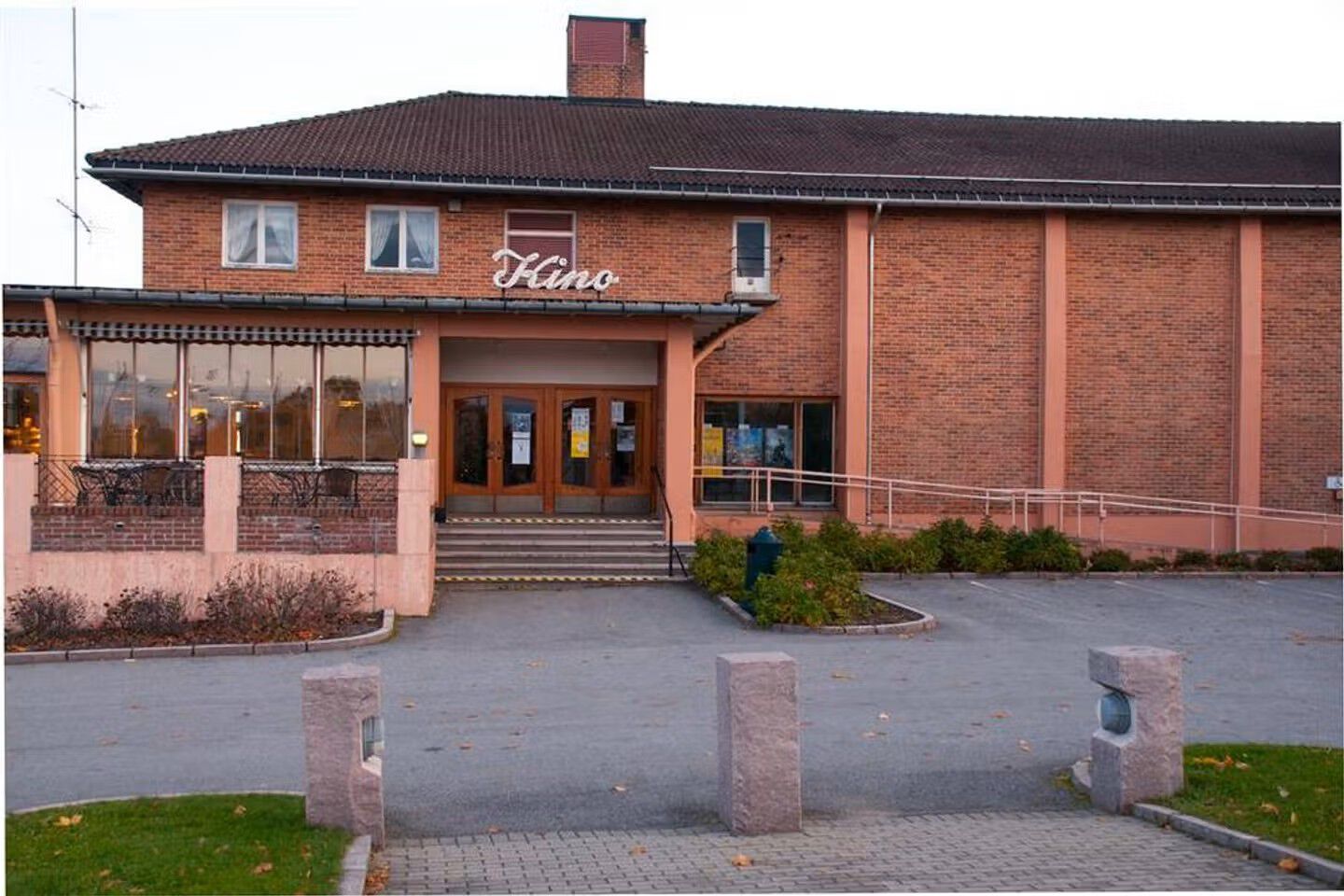 brostein bygg med kino på taket