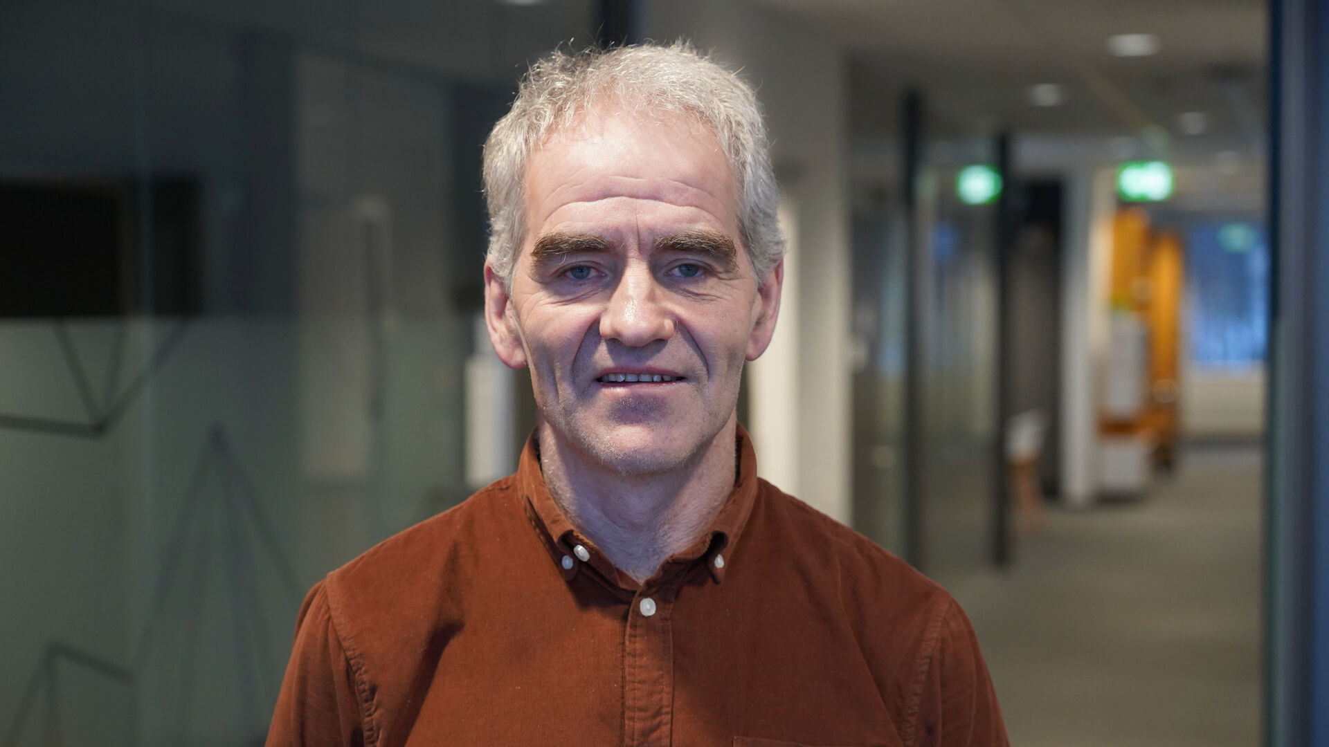 bilde av smilende mann 57 år  