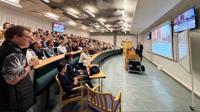 mange mennesker i et auditorium