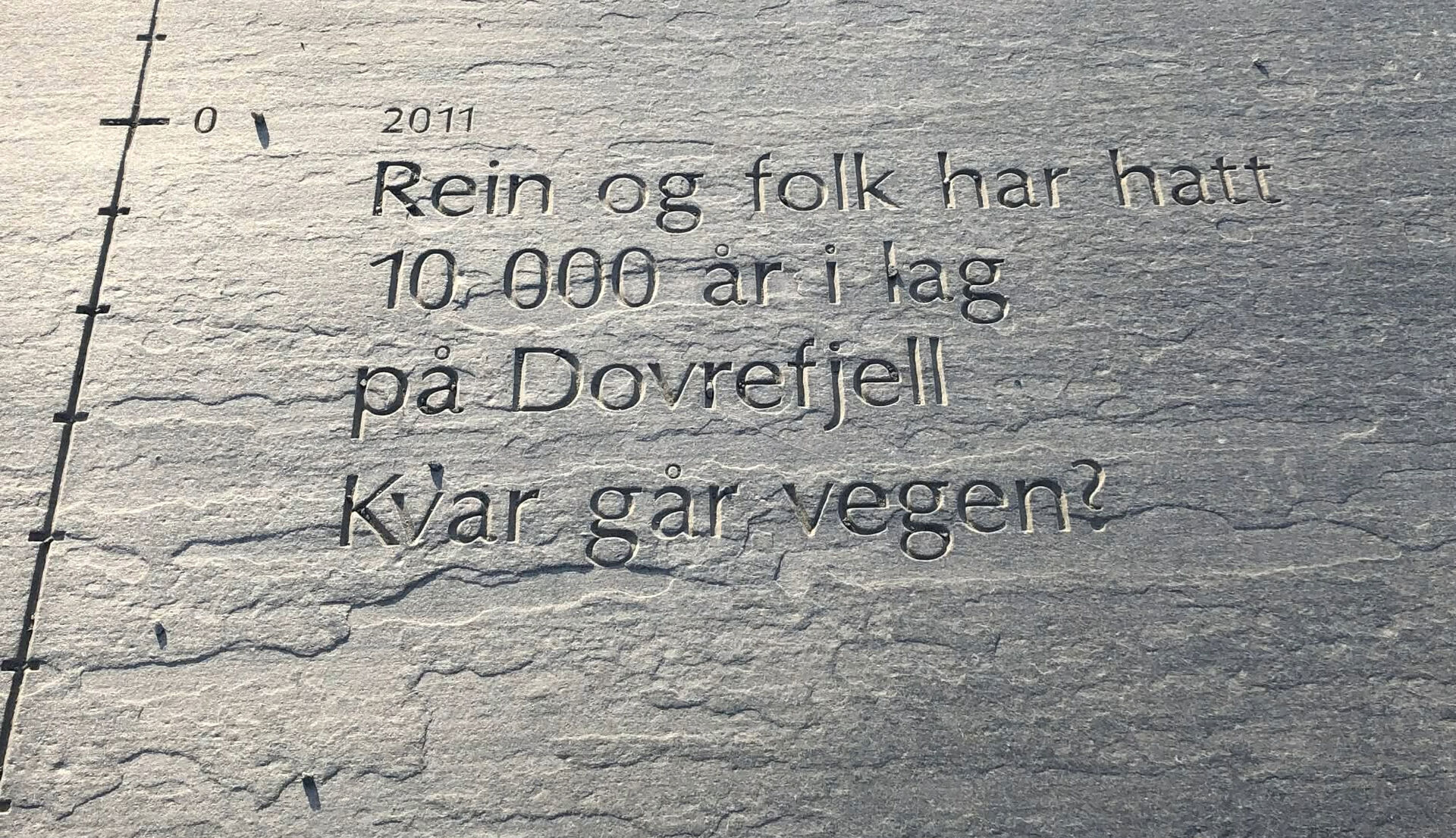 stein med tekst om villrein
