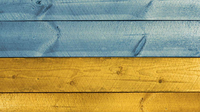 blått og gult malt på trevegg former ukrainsk flag