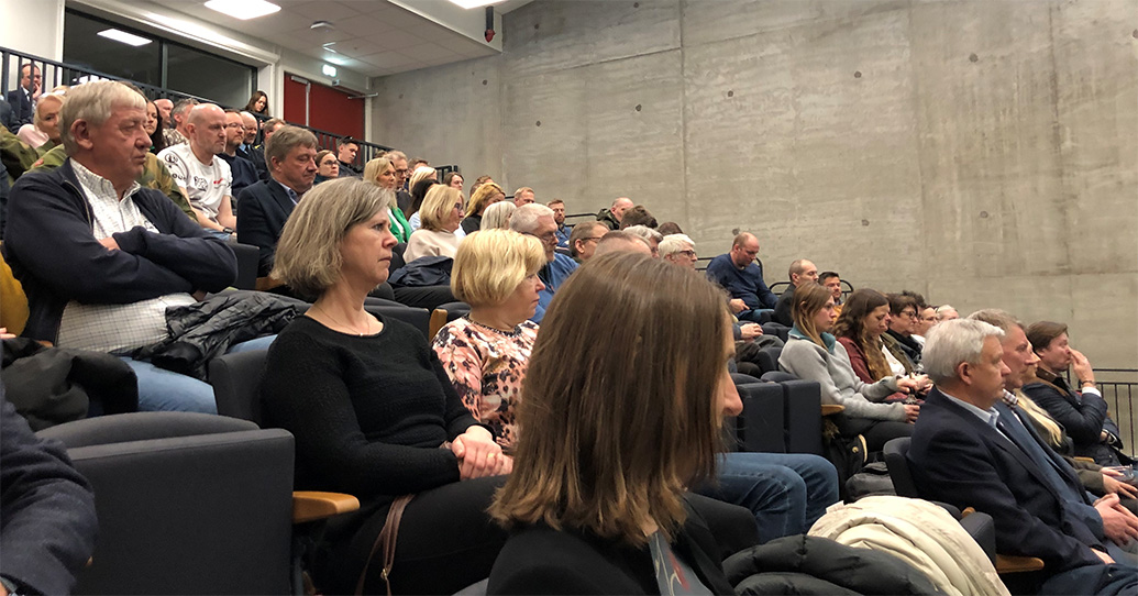 Folk i salen under åpningen av Protect.