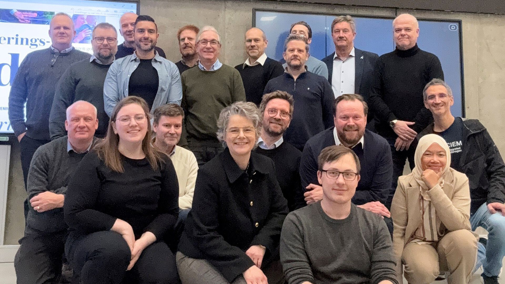 Gruppebilde med 20 personer tilknyttet forskningsprosjektet som hadde oppstartssamling på Rena i januar.