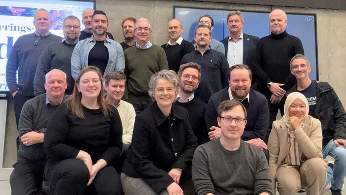Gruppebilde med 20 personer tilknyttet forskningsprosjektet som hadde oppstartssamling på Rena i januar.