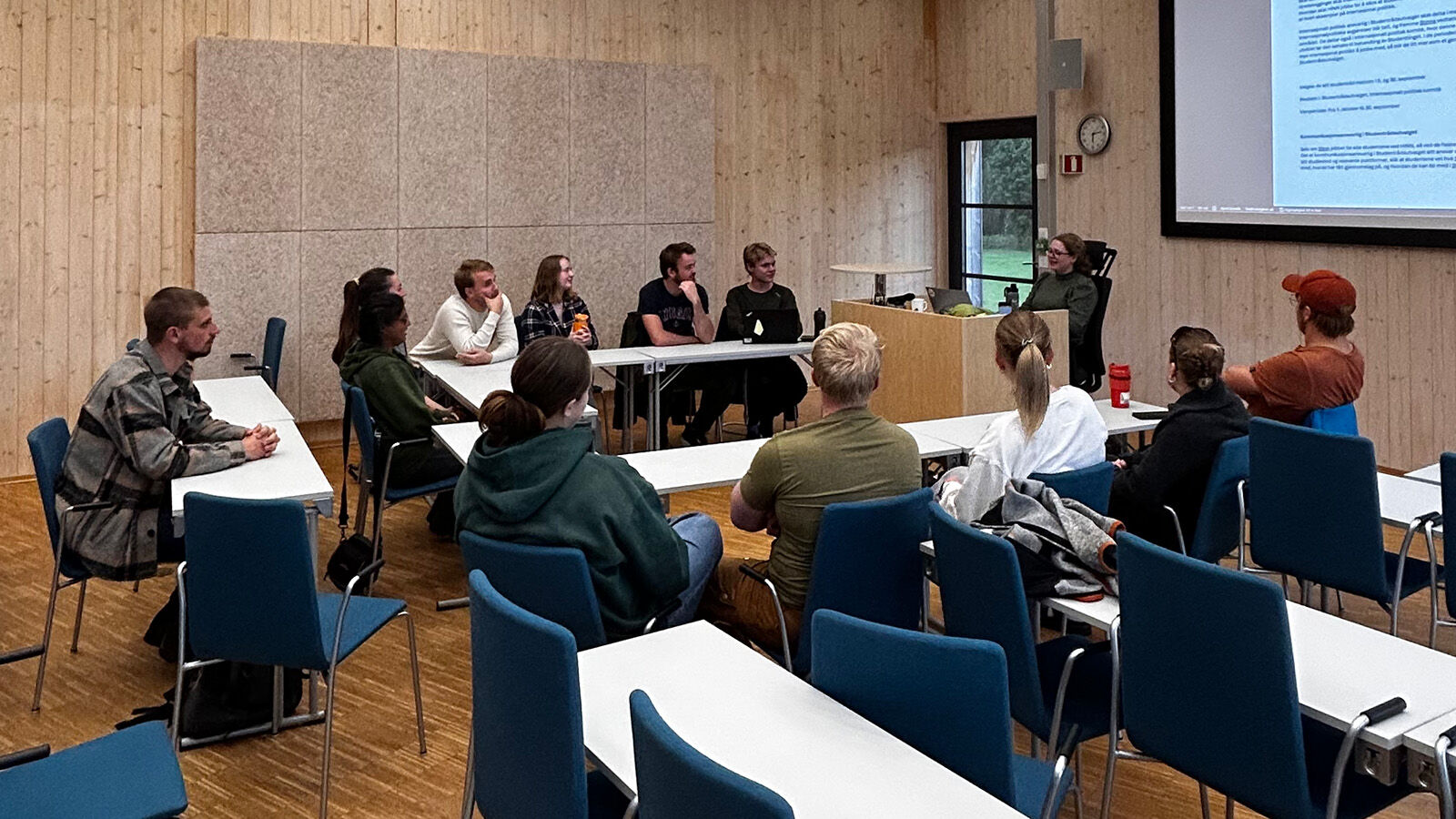 Studentrådet i Evenstad sitter rundt bord i hestesko og diskuterer
