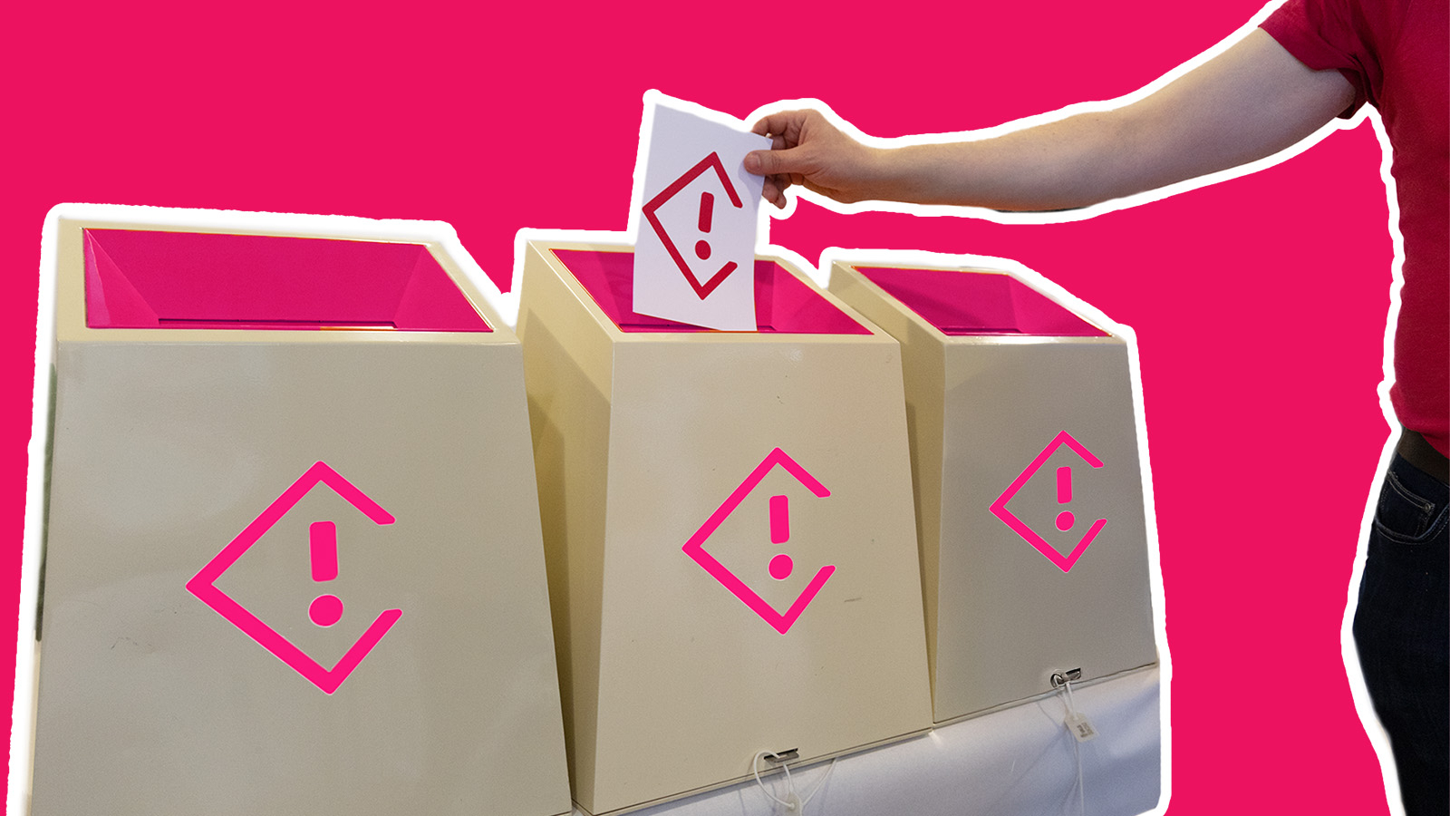 En arm putter en stemmeseddel med StInn-logoen i en stemmeurne med StInn-logoen.
