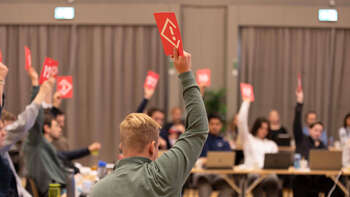 Studenttingsdelegater rekker rosa stemmeskilt i været