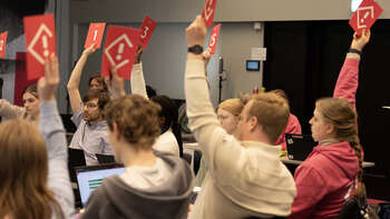 Studenttingsdelegater rekker rosa stemmeskilt i været