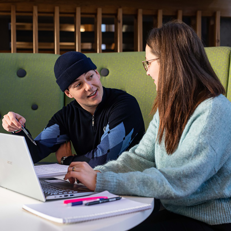 Studenter som sitter rundt et bord og studerer. 