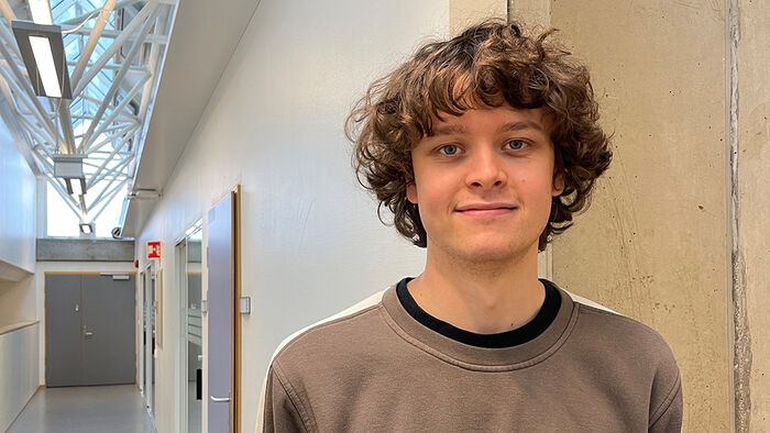 Mannlig student i en gang på Storhove. 