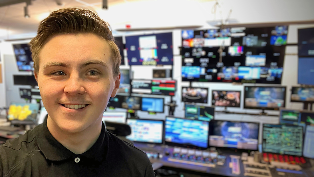 Bilde av et TV-studio med mange data- og tv-skjermer. 