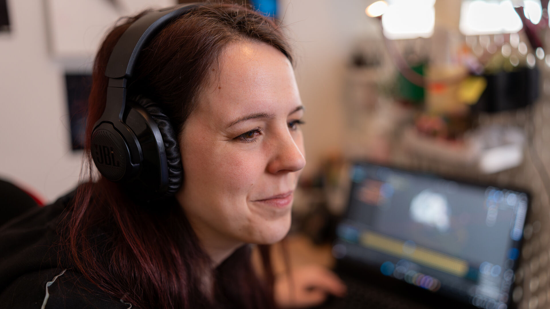 Jannice har på seg headset og smiler. Foto: Ole-Andre Lagmandokk