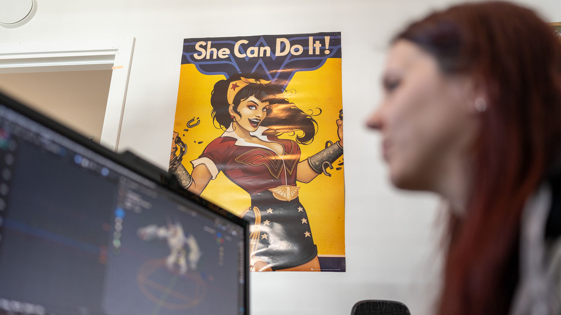 Jannice sitter foran en dataskjerm på rommet sitt. På veggen henger en "She can do it"-plakat. Foto: Ole-Andre Lagmandokk