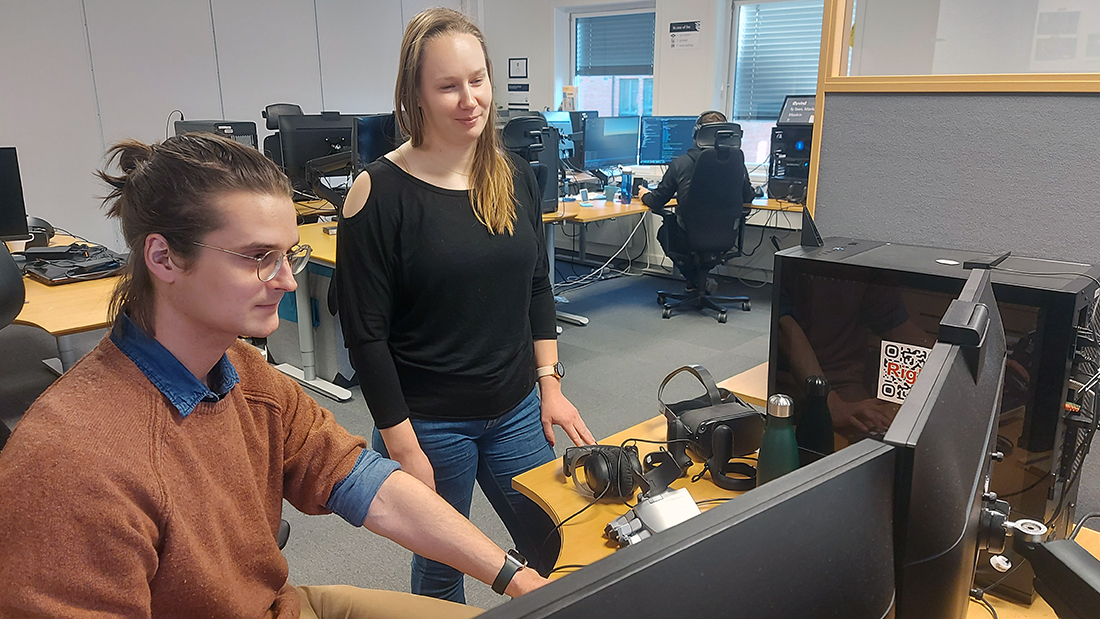 Ole og Silje som jobber sammen på en PC. 