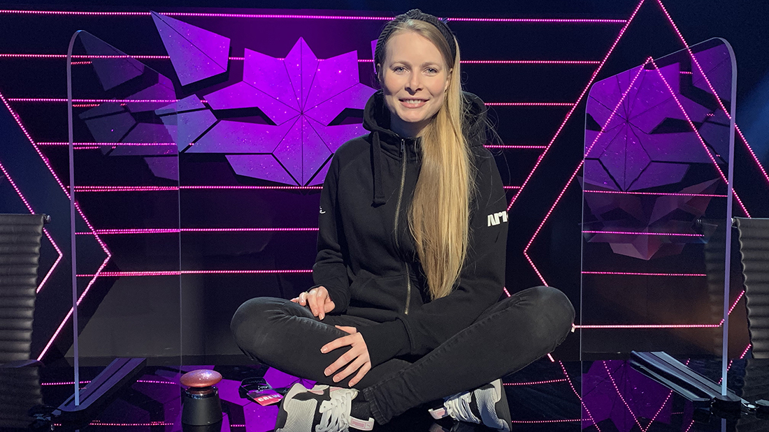 Portettfoto av student Trine Slaatsveen i et mørkt TV-studio. 