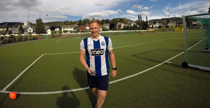 Mannlig student på en fotballbane. 