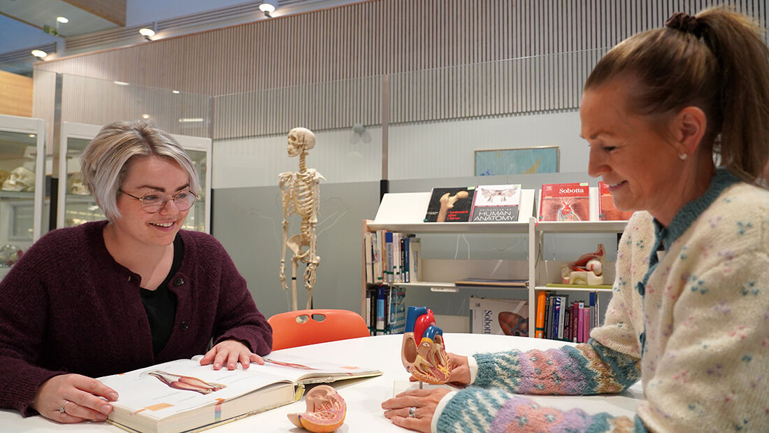 To kvinnelige studenter som jobber sammen. 