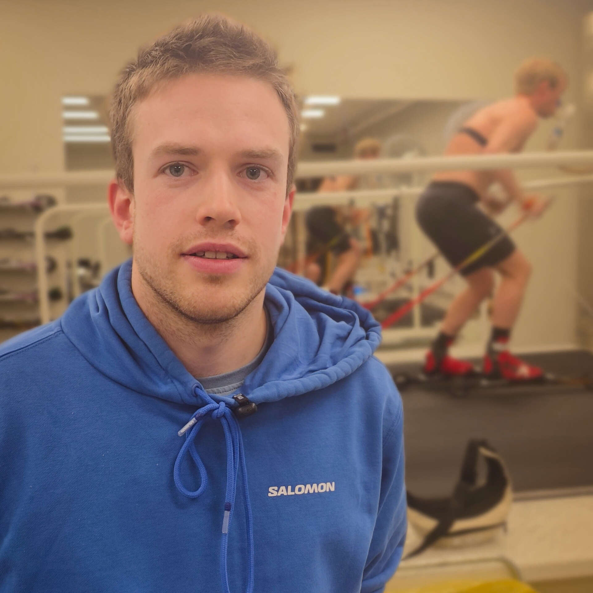 Portrettfot av mann i blå genser.