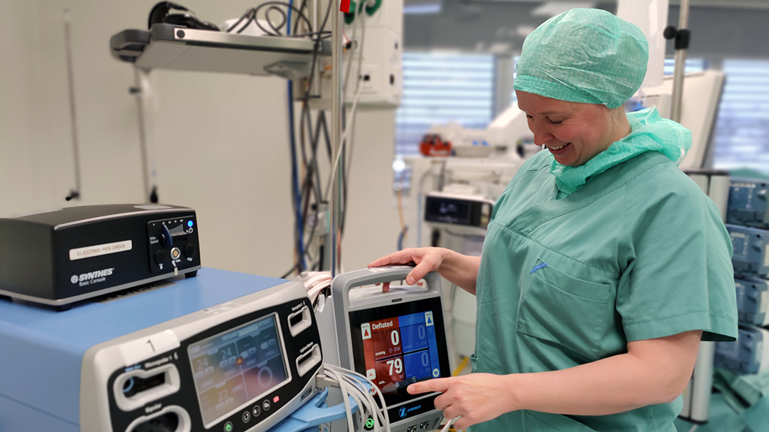 Ann Kristin med maskin i en operasjonssal. 