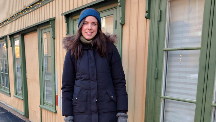 Bilde av Elin Prøitz Hornseth foran en bygning