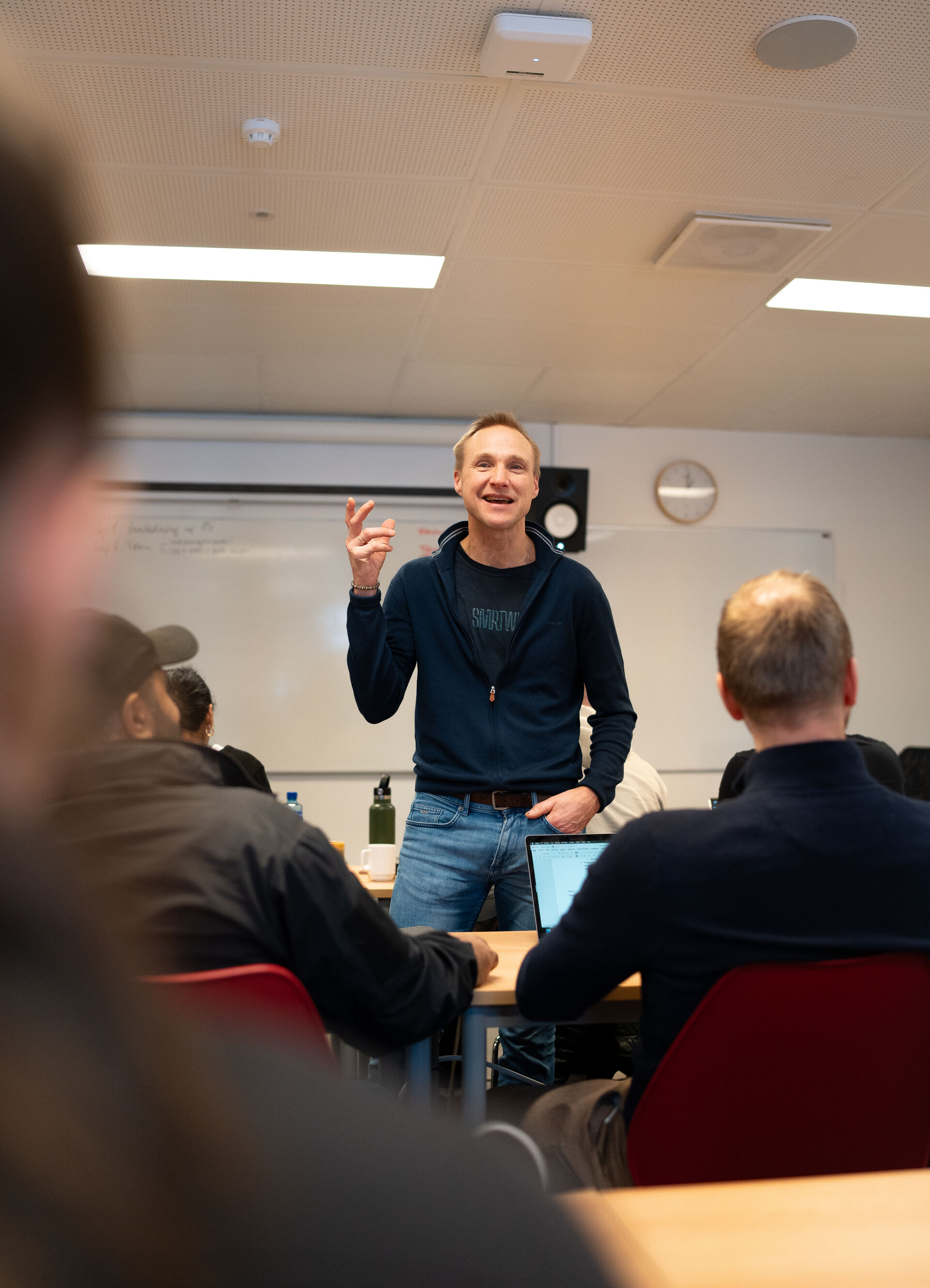 Tormod Heier snakker i klasserommet midt blant studentene