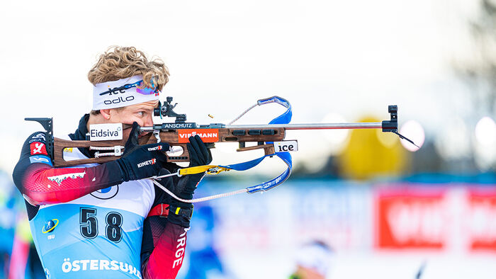 Skiskytter Filip Fjeld Andersen på standplass. 