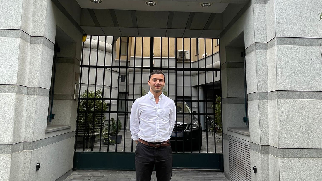 Jakob Malik utenfor den norske ambassaden i Budapest.