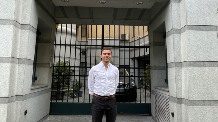 Jakob Malik utenfor den norske ambassaden i Budapest.