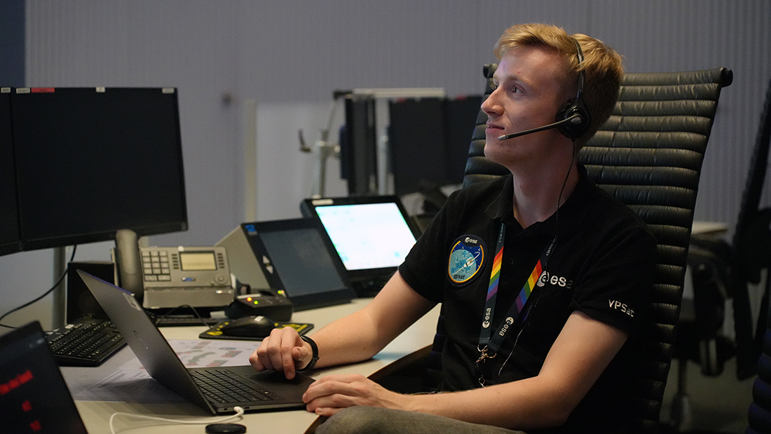 Mann som jobber på PC. 