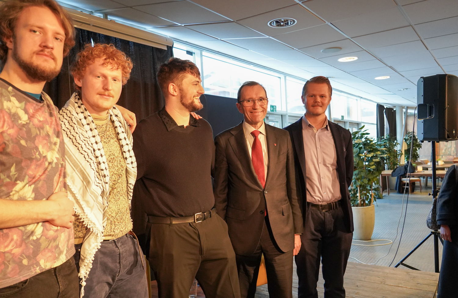 En rekke med studenter på internasjonale og utenriksminister Espen Barth Eide studier holder rundt hverandre