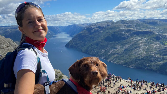 Kaja Bull med hunden sin ute i naturen. 