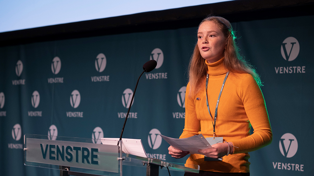 Kajsa Kirkhus på et politisk møte. 