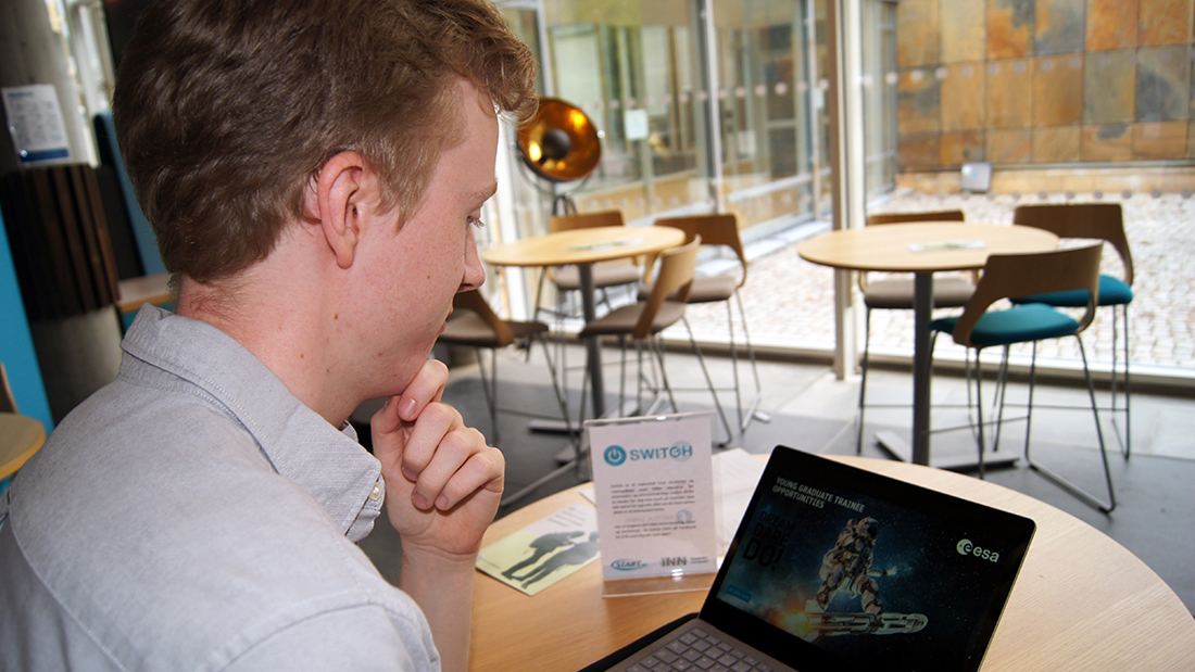 Lasse Fredagsvik som ser på en PC. 