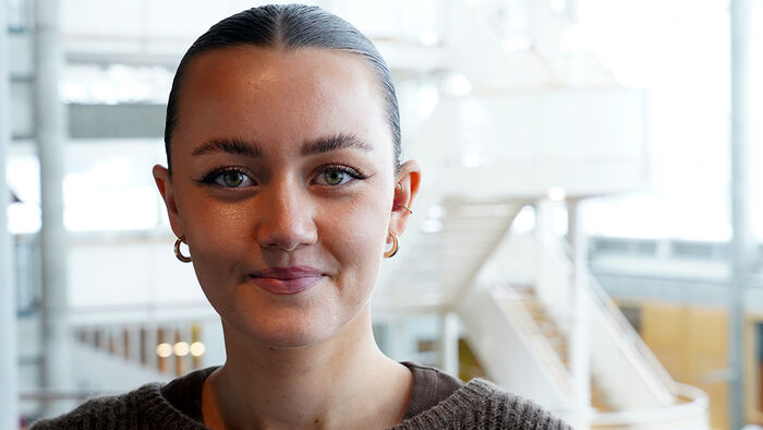 Portrettfoto av en kvinnelig student. 