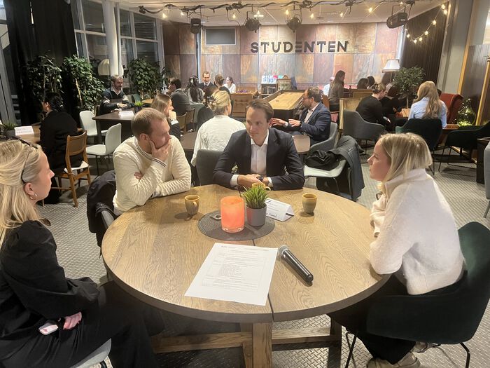 Oversiktsbilde av studenter samlet rundt bord i Studenten på Lillehammer