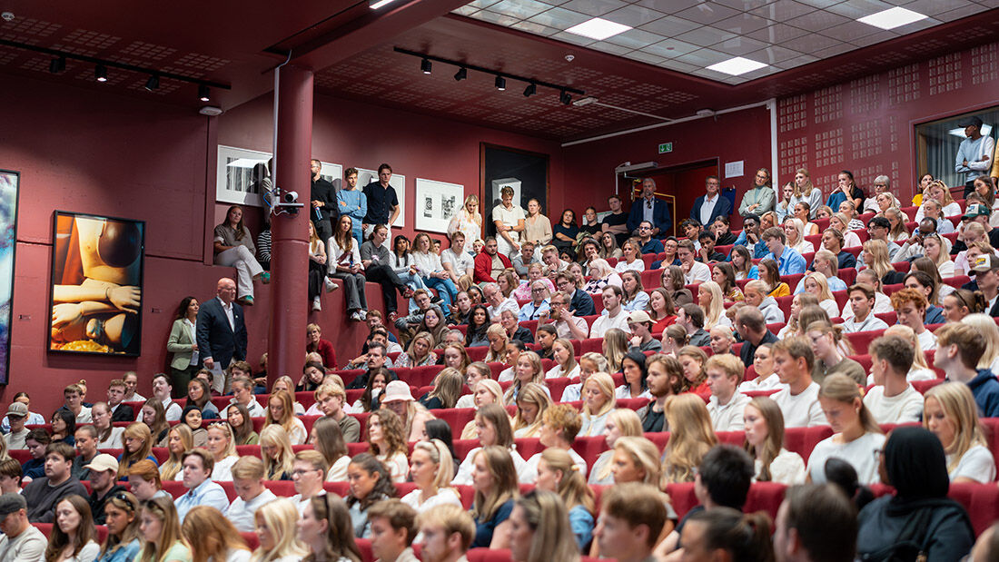 Auditorium med masse folk. 