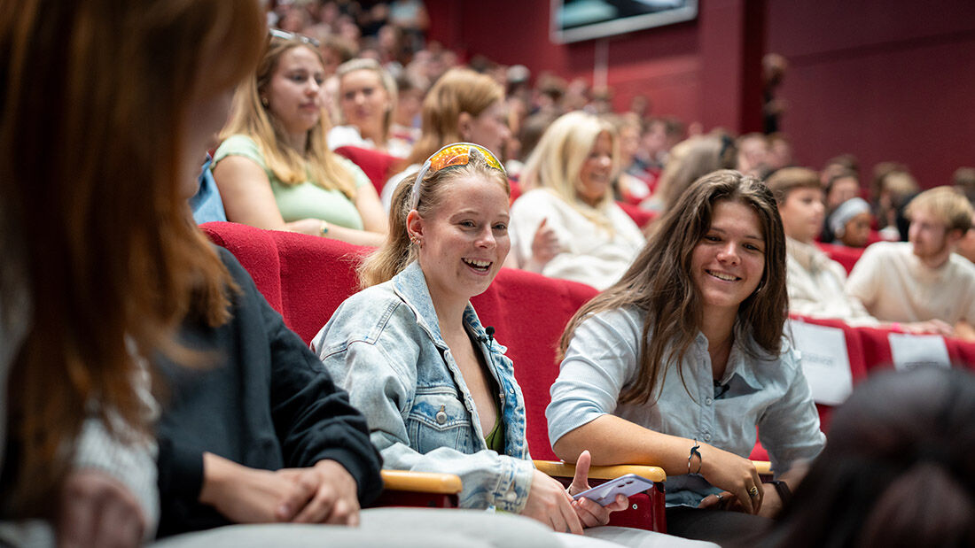 To smilende studenter