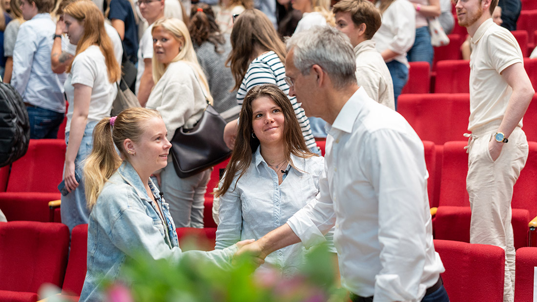 Studenter hilser på finansminister Stoltenberg