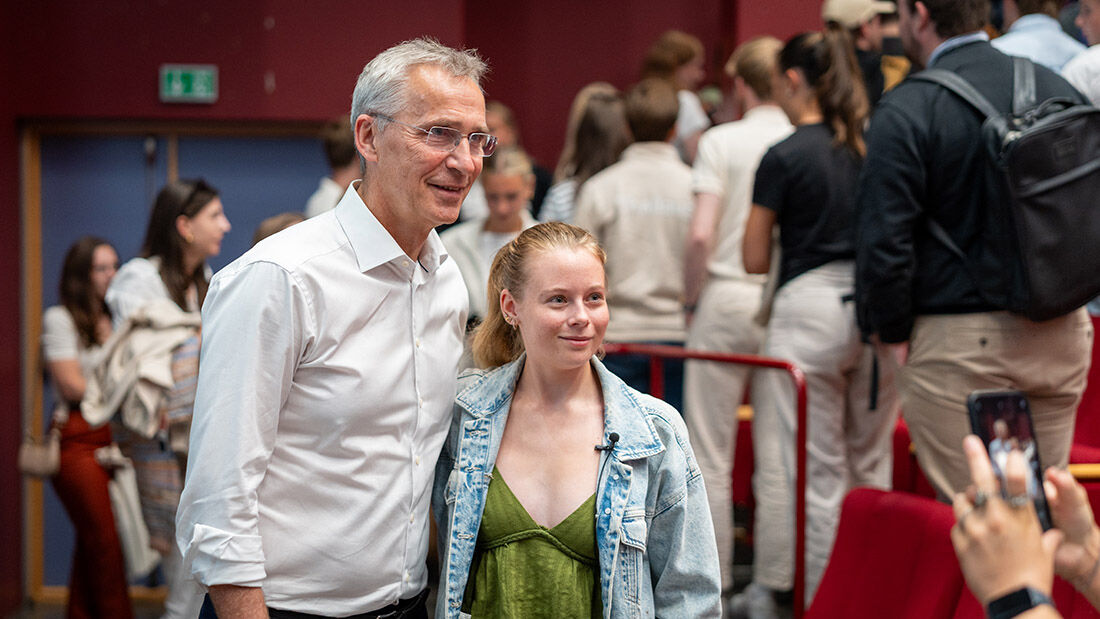 Stoltenberg med student. 