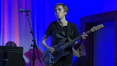 Mannlig musikkstudent som opptrer. 