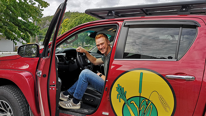 Mann som sitter i bil med åpen dør. 