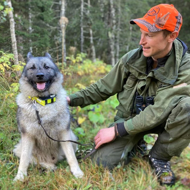 Mann med en hund i skogen. 