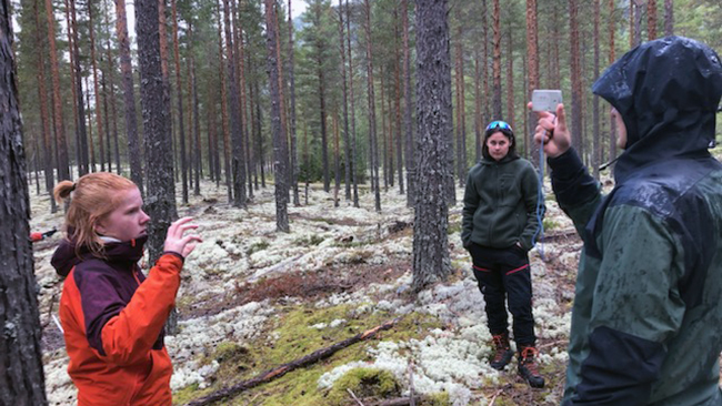 Studenter ute i skogen. 