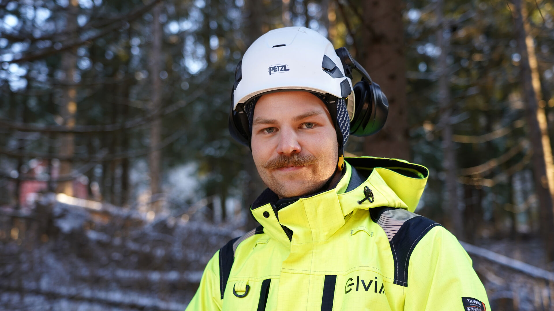 Mann ute i skogen.