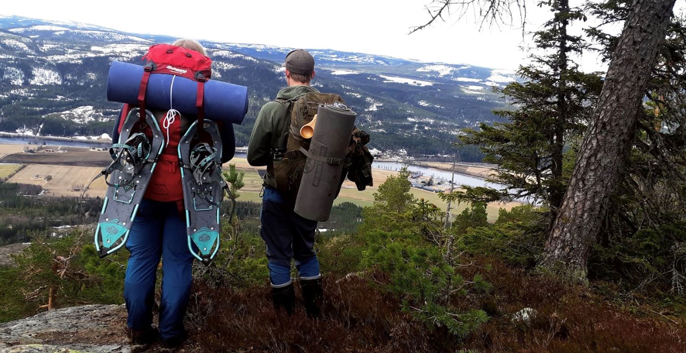 To studenter på tur i skogen. 