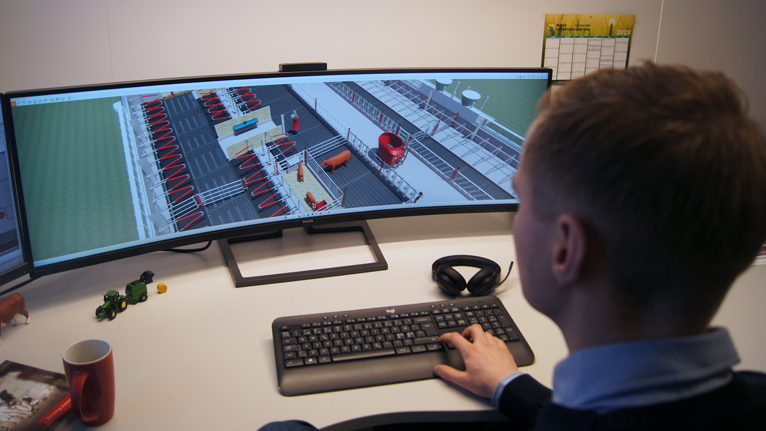 Kristian Kaurstad som tegner fjøs på en PC. 