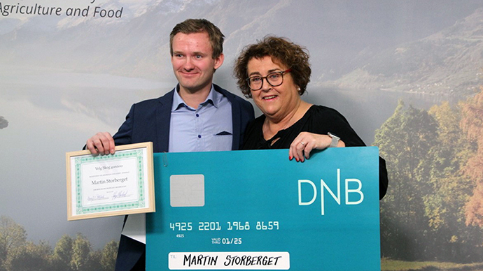 Mann og kvinne med en stor diplom. 