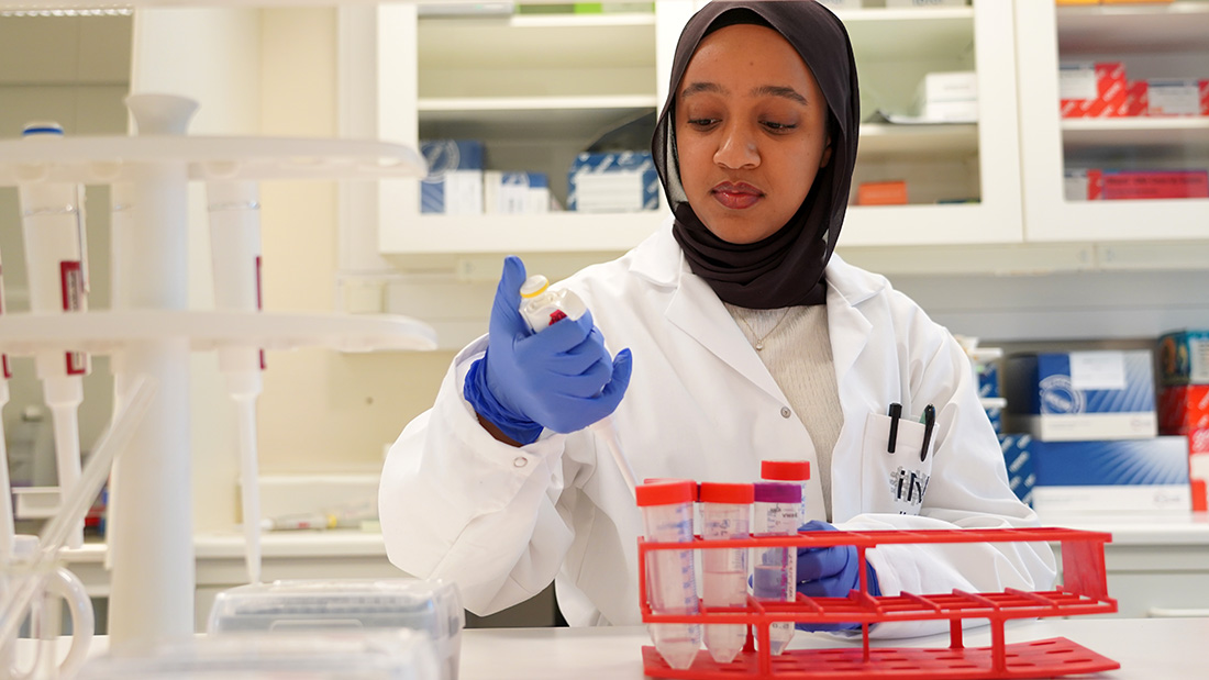 Bioteknologistudent som jobber på labben. 