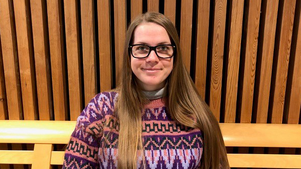 Portrettfoto av kvinnelig student. 